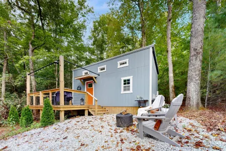 Cozy Lakeview Cottage