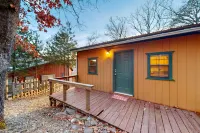 Beautiful cabin in quiet location with lake views, firepit, grill, washer/dryer 一號鎮區住宿飯店