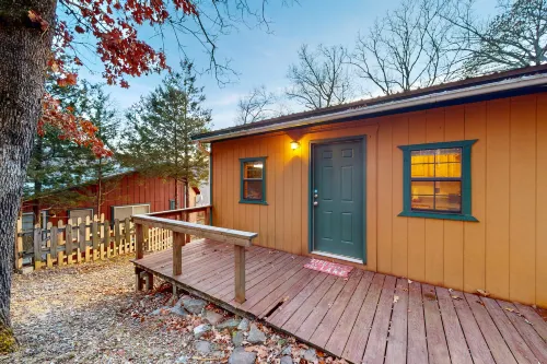 Beautiful cabin in quiet location with lake views, firepit, grill, washer/dryer Hotels in Carroll County