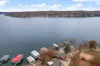 Private Dock and Picturesque Lake Access - Breathtaking Oasis Hotel a Osage Township
