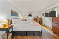 Charming Lakeside Escape with Kayaks and Fire Pit - Cozy Retreat