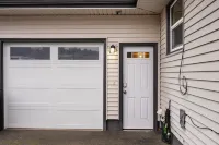 Convenient Access to Scenic Trails and Dining - Charming Bright Retreat Hotels in Camas