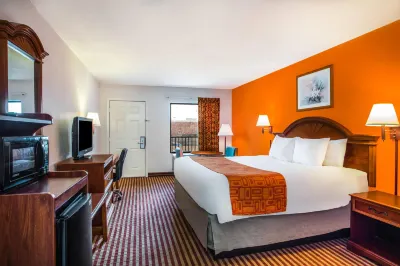 Howard Johnson by Wyndham Panama City Hotels near Access PCB