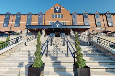 Village Hotel Manchester Bury Отели в г. Рамсботтом