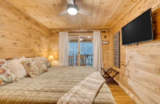 Hot Tub and Firepit with Gorgeous Mountain Views - Cozy Charming Cabin