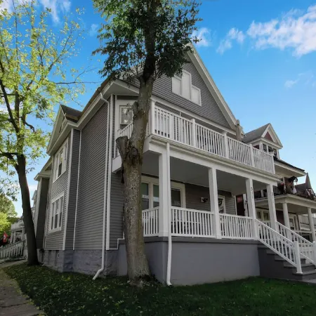 Family-Friendly 6-bedroom house in Charming Buffalo with WiFi, AC