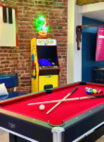 Modern Meets Vintage! 5 Bedrooms. Game Room, Patio, Fun!