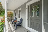 Charming 2-bedroom apartment near Providence Hotels in West Warwick