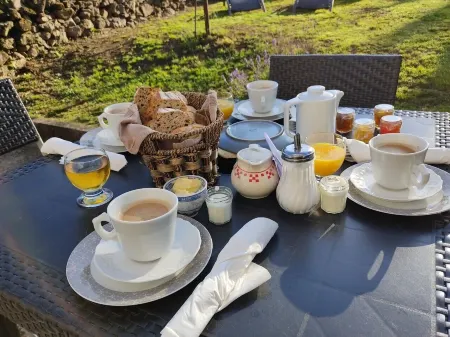 Christine Scuflaire Отели в г. Над