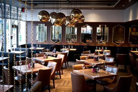 Campus Tower Suite Hotel Отели рядом с достопримечательностью «Роджерс Плэйс»