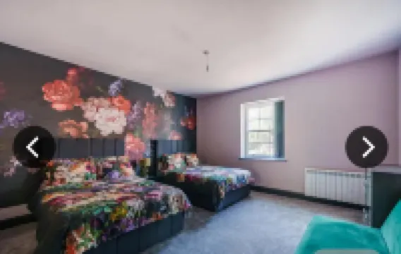 Ivy House 6-Beds Sleeps 19 with Hot Tub