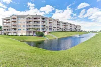 Walk to Beach. Pool, Hot Tub, Balcony, NEWER Furniture