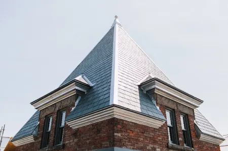 The Broadview Hotel Отели рядом с достопримечательностью «CMU College of Makeup Art & Design»