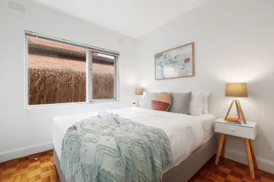 Balcony Retreat Apartment by Ready Set Host Hotels near The Ormond Provedore