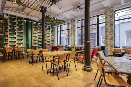 Aris Grand Place Hotel Отели рядом с достопримечательностью «Королевская военная академия»