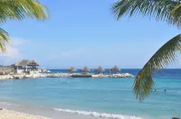 Blue Bay Lodges - Beach