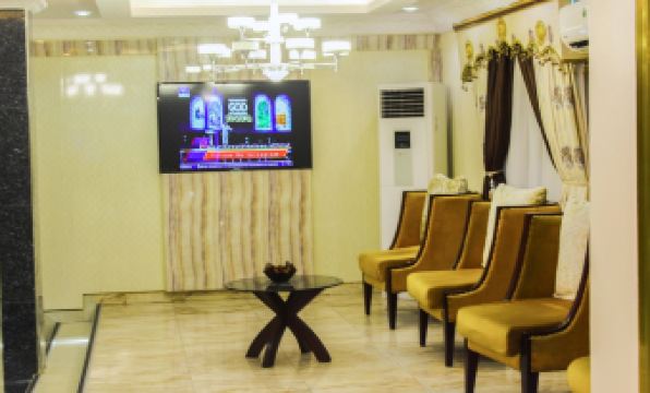 Six Diamond Hotel