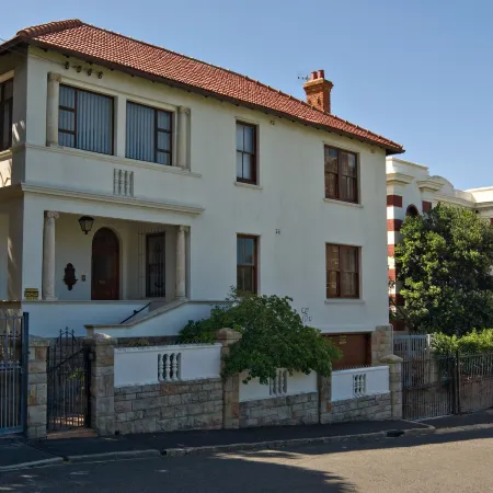 Bella Ev Guest House Отели рядом с достопримечательностью «Пляж Мёйзенберг»