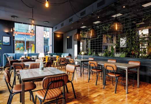 호텔 암 보르지그트룸의 깔끔한 객실 내부