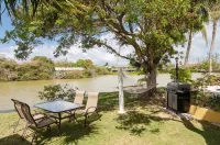 Shangri-La Bed & Breakfast Hotels in West Bay
