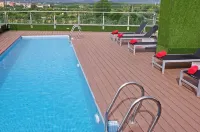 DoubleTree by Hilton Girona - Pools