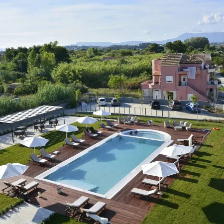 V Luxury Suites
