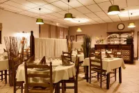 Logis - Auberge du Colombier Hotels in Guînes