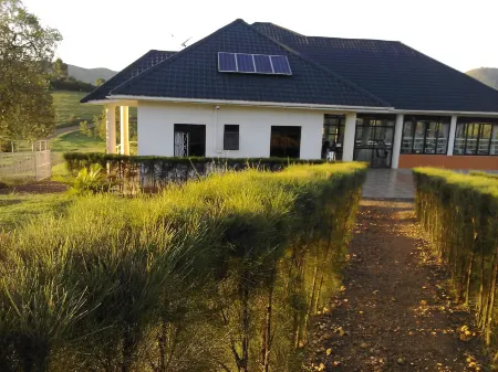 The Crested Crane Bwindi Hotel Отели в г. Kinkiizi