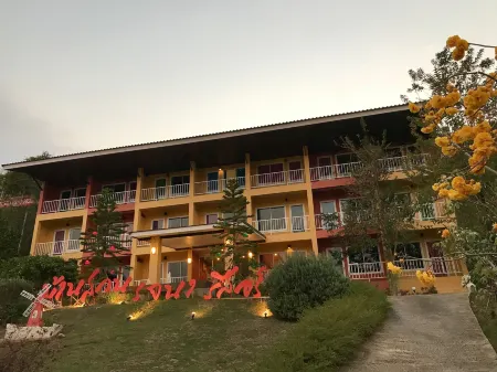 Baan Suan Rojjana Отели рядом с достопримечательностью «Muak Lek waterfall»