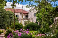 Heritage Hotel & Estate Raznjevica Dvori AD 1307 Hôtels à : 