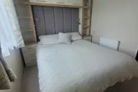 Beachside Lodge - Sleeps 6 - Pets ok - Plus Parking