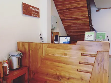 Thongphaphum Place Отели рядом с достопримечательностью «Wat Khuan Khao Laem»