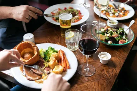 Rose and Crown Hotel Отели рядом с достопримечательностью «Баддхападипа Темпл»