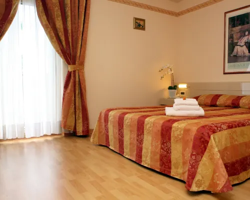 Hotel Excelsior Kamar Photos