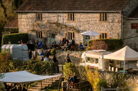 The Cotley Inn Отели в г. Татворт энд Фортон