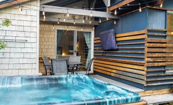 Riverfront Bend by Avantstay Private Dock, Large Yard w/ Views, Hot Tub