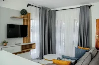 Cottage in Harare near Westgate فنادق في Christon Bank