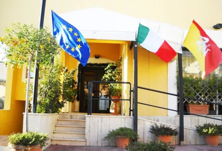 Greta Rooms Hotel Отели рядом с достопримечательностью «The Righteous of Sicily»