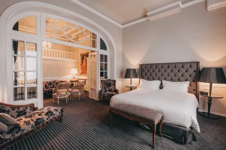 Hotel Manos Premier Отели рядом с достопримечательностью «St. Jean Baptiste au Beguinage»