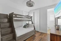 Sun by Avantstay Gulf Place Golf Cart, Pool, Bikes