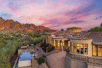 Luxury Desert Estate Pool, Theater, Chefs Kitchen, and Minutes from Old Town