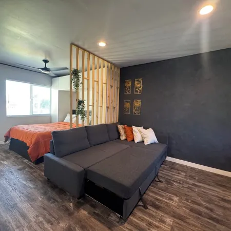 Double Queen Studio, Full Kitchen, 75" 4KTV, W/D, workspace, Early check-in