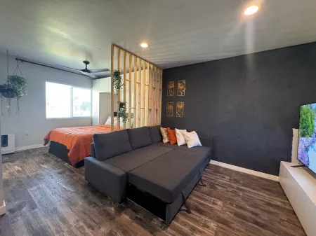 Double Queen Studio, Full Kitchen, 75" 4KTV, W/D, workspace, Early check-in