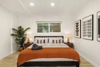 Zen Venice 3BR Home Near Beach with Patio + Washer/Dryer