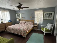 Charming 2-bedroom 2-bathroom house in brilliant Tybee Island with AC, WiFi Hotels near Fish Art