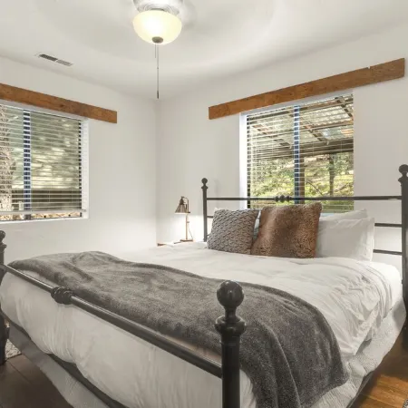 Delightful 3-bedroom house in charming Flagstaff w/King Size Bed & Gas Log Stove