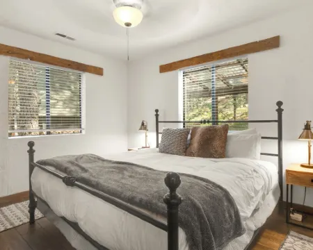 Delightful 3-bedroom house in charming Flagstaff w/King Size Bed & Gas Log Stove 卡馳納山莊酒店