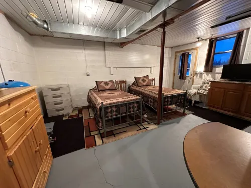 Cozy 1-bedroom cabin with AC, WiFi & garage in charming Ironwood