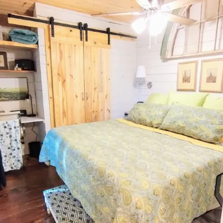 Charming NEW 2 BR Cottage, WiFi & Pet Friendly in Convenient Steele Отели в г. Сент-Клэр