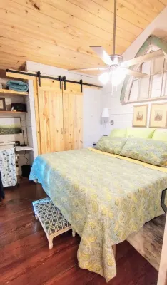 Charming NEW 2 BR Cottage, WiFi & Pet Friendly in Convenient Steele